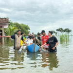 Peduli Banjir Pati, LTNNU Bagikan Ratusan Porsi Nasi Sambil Sosialisasi Bahaya Hoaks