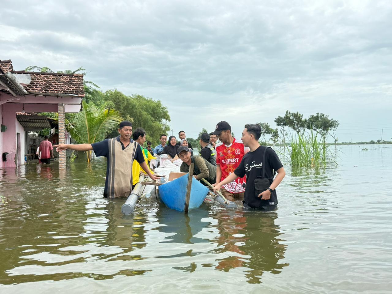 Peduli Banjir Pati, LTNNU Bagikan Ratusan Porsi Nasi Sambil Sosialisasi Bahaya Hoaks