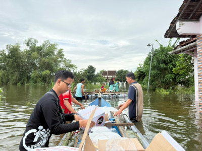 Peduli Banjir Pati, LTNNU Bagikan Ratusan Porsi Nasi Sambil Sosialisasi Bahaya Hoaks