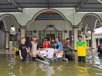 Peduli Banjir Pati, LTNNU Bagikan Ratusan Porsi Nasi Sambil Sosialisasi Bahaya Hoaks