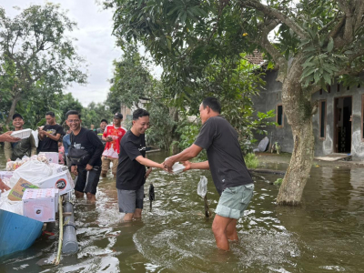 Peduli Banjir Pati, LTNNU Bagikan Ratusan Porsi Nasi Sambil Sosialisasi Bahaya Hoaks