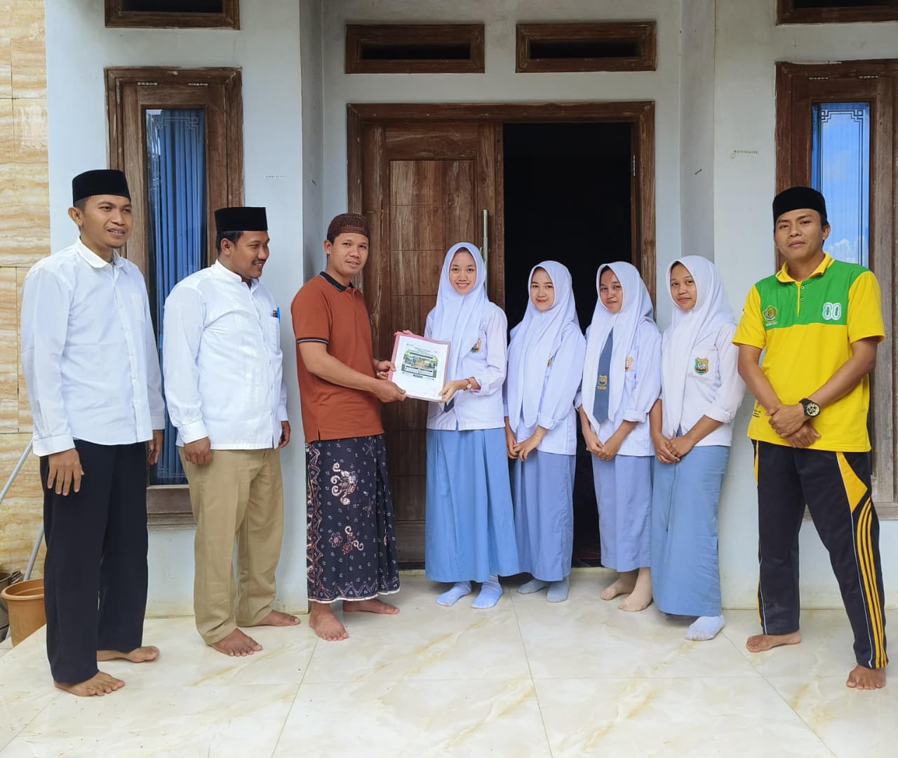 Wujud Kepedulian, Siswa As-Salafiyah Lahar Sisihkan Uang Saku untuk Korban Longsor dan Banjir