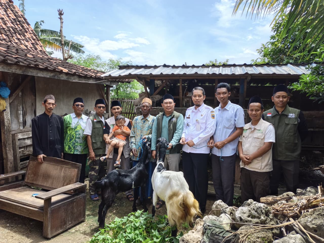 Program Berdaya Guna, LAZISNU Pati Kembali Serahkan Kambing Bergulir sasar warga Sukolilo