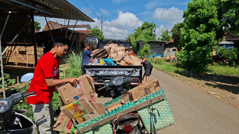 ​Ubah Sampah Jadi Berkah, Inovasi Sedekah Rongsokan ala LAZISNU Ranting Penggung Ngagel