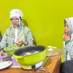 Pengurus Fatayat NU Bumirejo Pati tampak antusias memperhatikan Sunarni saat praktik membuat bakso dalam pelatihan yang diinisiasi PRFNU setempat pada Ahad (17/5/2026) malam. (Foto: Istimewa)