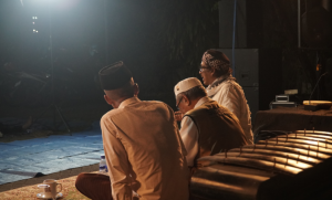 Keterangan foto: Anis Sholeh Ba’asyin, Bambang Mursito dan Nur Cahyo dalam NgAllah Suluk Maleman “Bersama Kita Gila” yang digelar di Rumah Adab Indonesia Mulia, Sabtu (20/6).