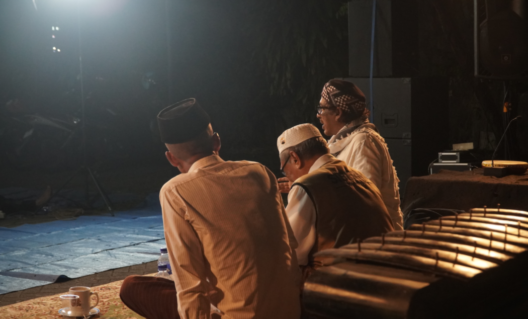 Keterangan foto: Anis Sholeh Ba’asyin, Bambang Mursito dan Nur Cahyo dalam NgAllah Suluk Maleman “Bersama Kita Gila” yang digelar di Rumah Adab Indonesia Mulia, Sabtu (20/6).