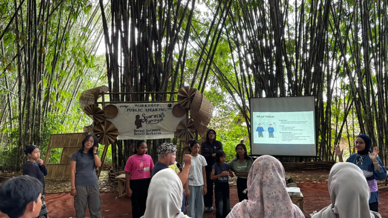 Workshop Public Speaking “Suarasa Papringan” Hadir untuk Tingkatkan Kepercayaan Diri Remaja Pasar Papringan