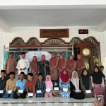 Para yatama berpose bersama para pengurus NU Care LAZISNU dan Ketua DKM Darussalam Grogolan, Dukuhseti, Pati pada Senin (29/6/2026). Foto: Dok UPZIS NU Care LAZISNU Grogolan)
