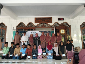 Para yatama berpose bersama para pengurus NU Care LAZISNU dan Ketua DKM Darussalam Grogolan, Dukuhseti, Pati pada Senin (29/6/2026). Foto: Dok UPZIS NU Care LAZISNU Grogolan)