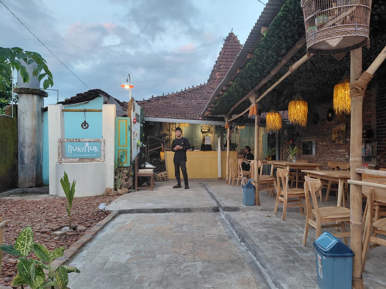 Bukan Sekadar Tempat Nongkrong, Kedai Nuk Inuk di Gerit Cluwak Tawarkan Konsep 'Kopi, Buku, Makan Enak'