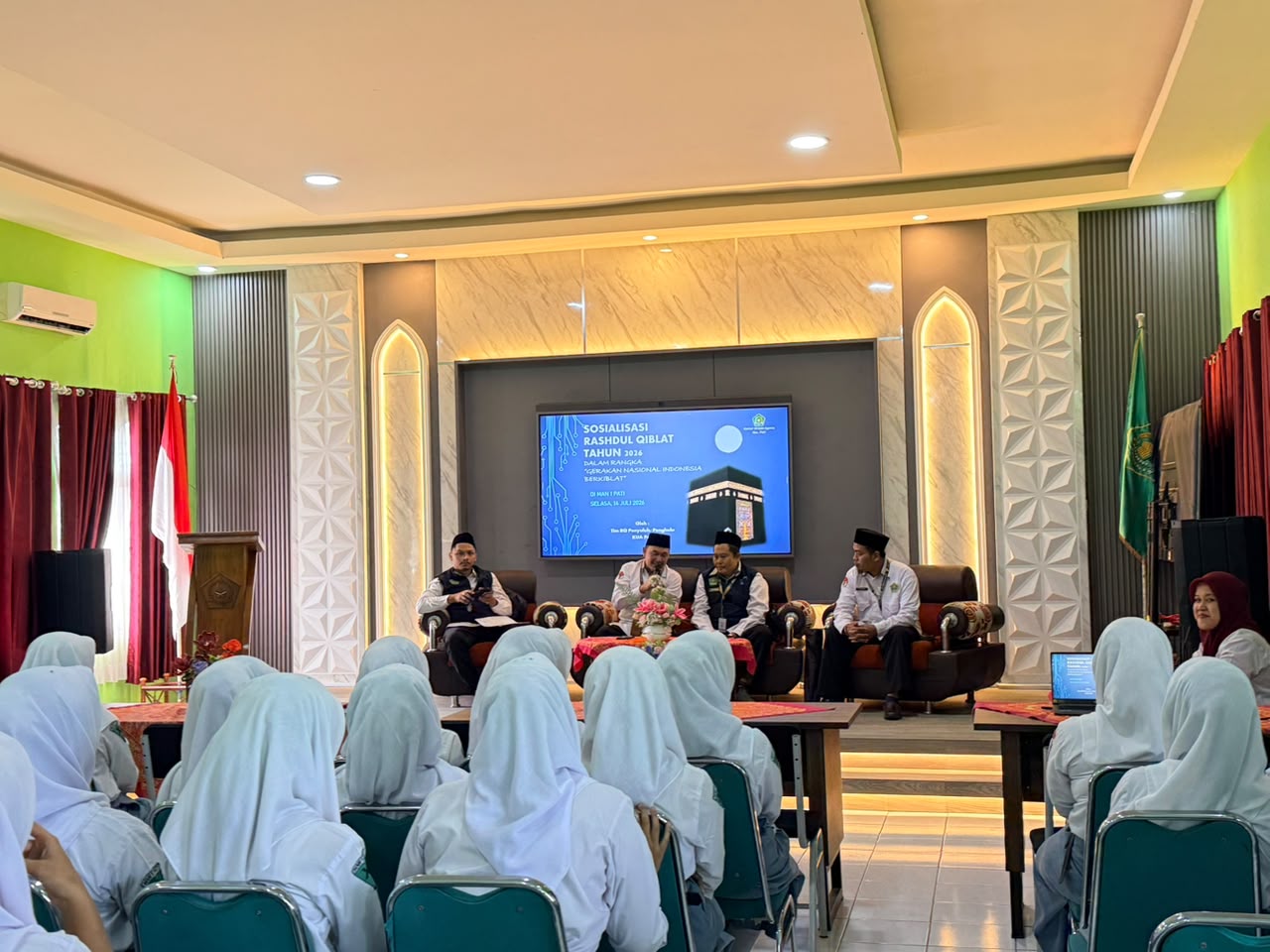 Tim Rukyat dan Arah Kiblat Kemenag Pati Sosialisasikan Rashdul Kiblat di MAN 1 Pati