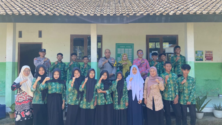 MATAMUDA | MTs Ma'arif Nurul Huda Gandeng Polsek Kaloran Edukasi Siswa tentang Kenakalan Remaja dan Bahaya Judi Online