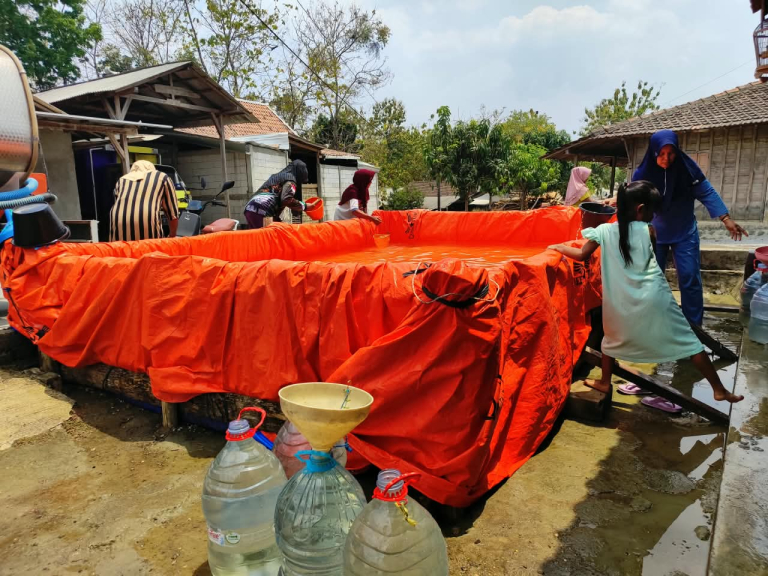 Gandeng UPZIS MWCNU Pucakwangi, Paguyuban Sopir Pati Salurkan Air Bersih
